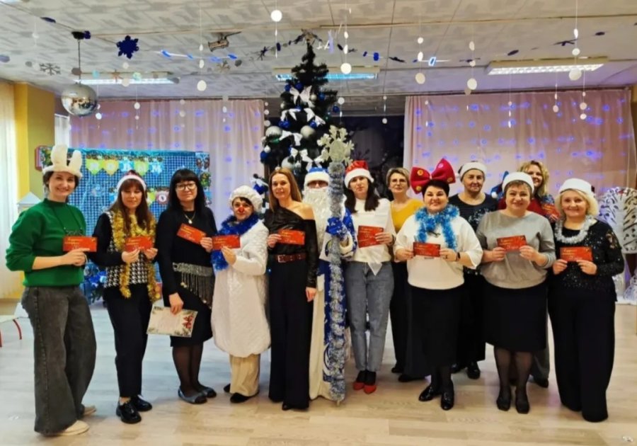 С Новым годом поздравляет...