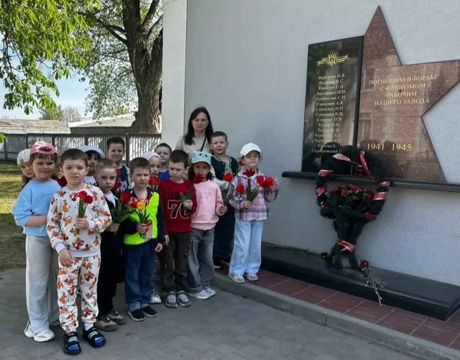 Возложение цветов у мемориальной доски